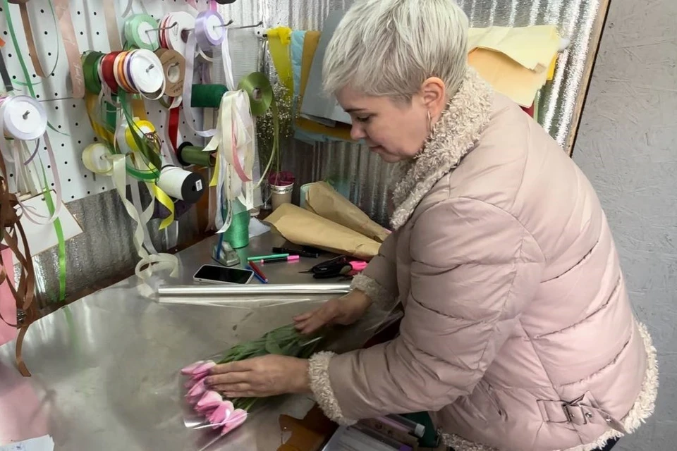 Елена Биндер выращивает тюльпаны в небольшой домашней теплице Фото: пресс-служба администрации Краснодарского края