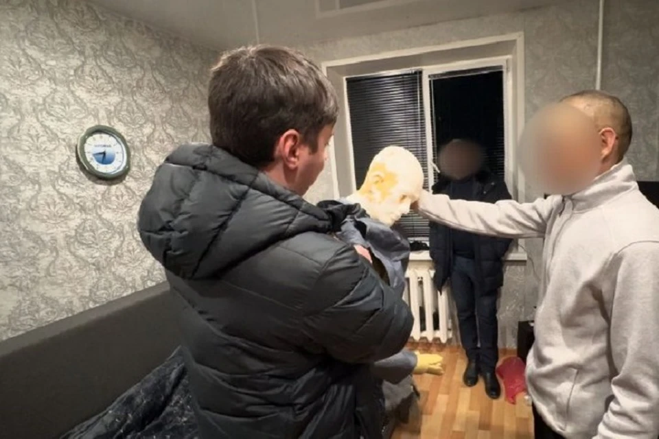Задержанный показал следователям, как ударил женщину, которая приревновала его. Фото: СУ СКР Чувашии