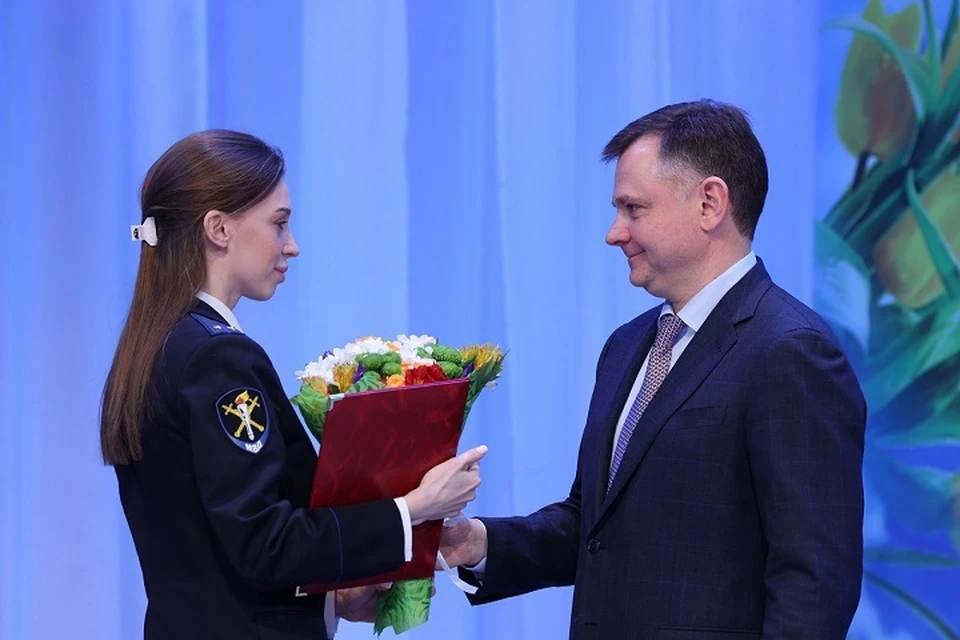 Юрий Слюсарь вручил награды жительницам Дона. Фото: сайт правительства Ростовской области