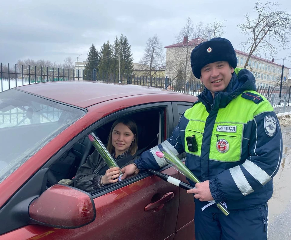 Госавтоинспекторы поздравили ульяновских автоледи с 8 Марта | ФОТО: Госавтоинспекция Ульяновской области