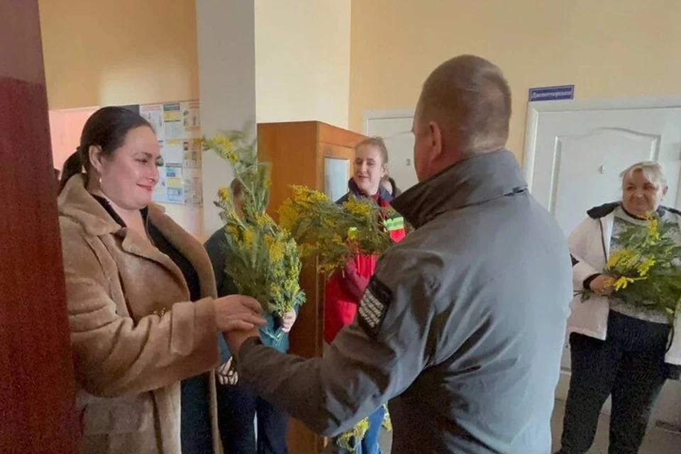 Цветами поздравили медработниц херсонской станции "скорой помощи". Фото: тг-канал Игоря Кастюкевича