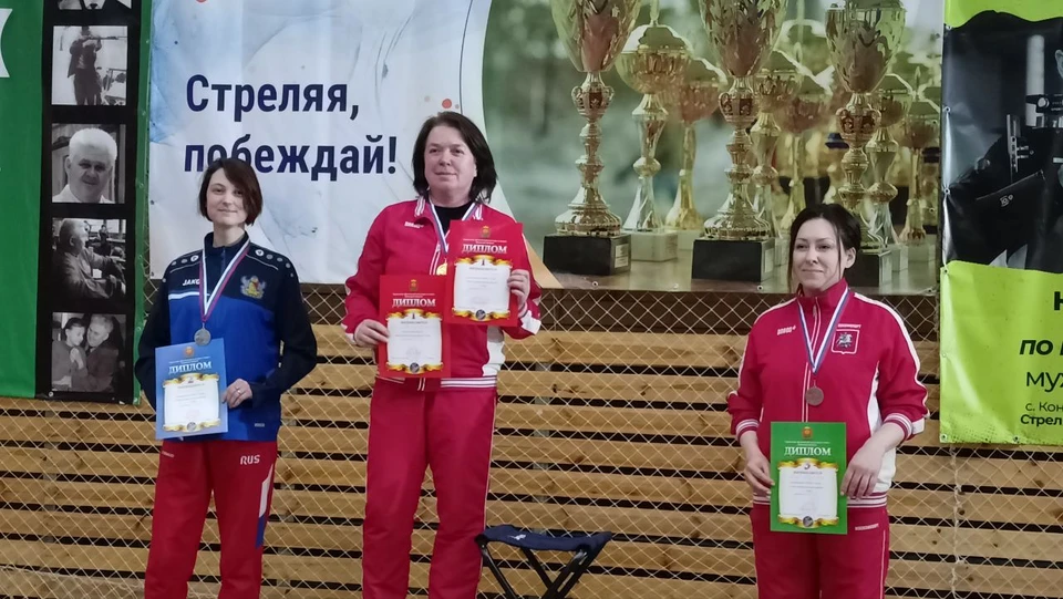 Наталия Ордина (крайняя слева) на пьедестале.