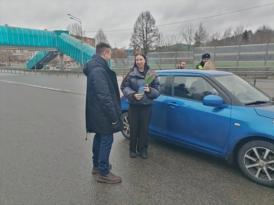 Калужским автоледи подарили праздничное настроение на дорогах
