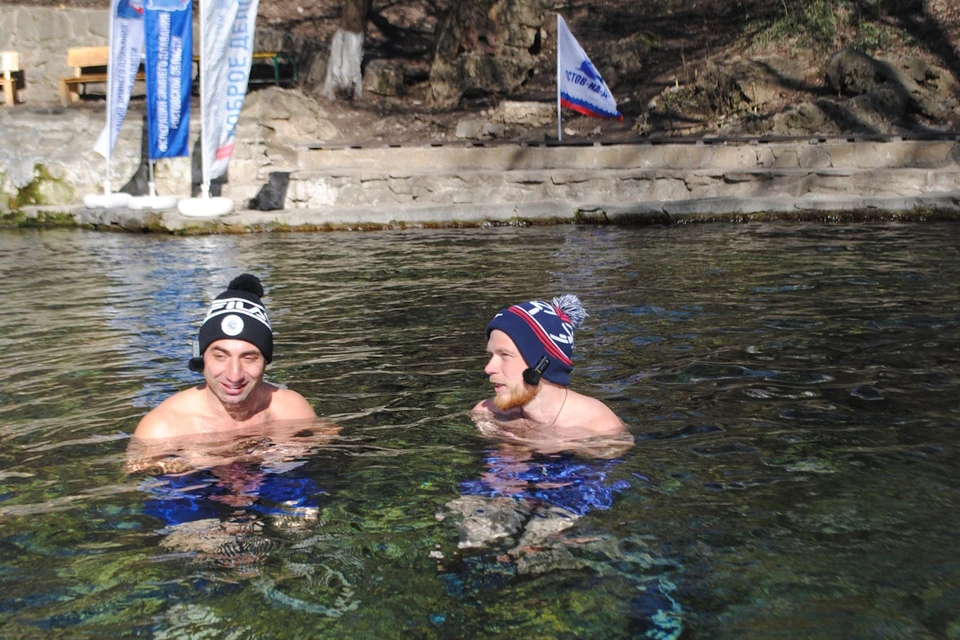 Ростовские спортсмены провели час в родниковой воде, чтобы в мире было больше здоровых и добрых людей