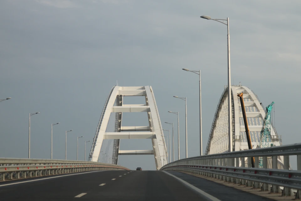 Перед Крымским мостом образовалась очередь.