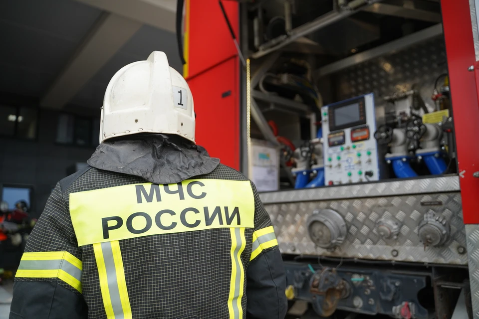 Пожарным с трудом удалось отстоять соседний дом. Тематическое фото
