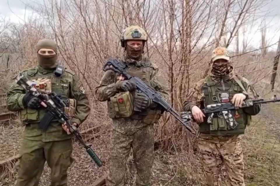 Военнослужащие пожелали женщинам спокойствия в семьях, счастья, добра, всего самого теплого и наилучшего. Фото: Первый отдел ОКВ