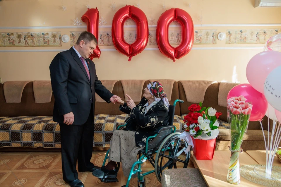 Участниц Великой Отечественной войны поздравили с 8 марта. Фото - тг-канал Народного Совета ЛНР