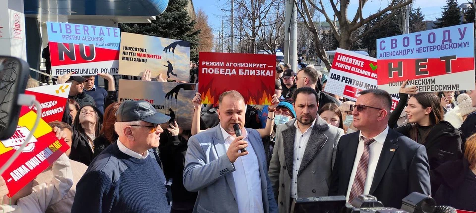 Представители и сторонники блока «Победа» провели акцию протеста в поддержку одного из лидеров партии «Возрождение»Александра Нестеровского.