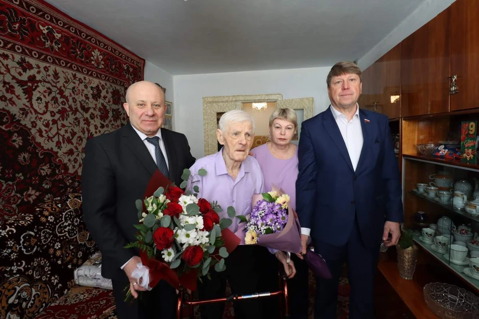 Мэр Хабаровска поздравил участника войны со 100-летним юбилеем Фото: администрация Хабаровска