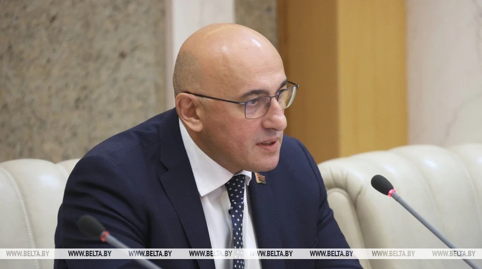 Министр информации Беларуси Марат Марков с детства увлекается военной литературой. Фото: БелТА.