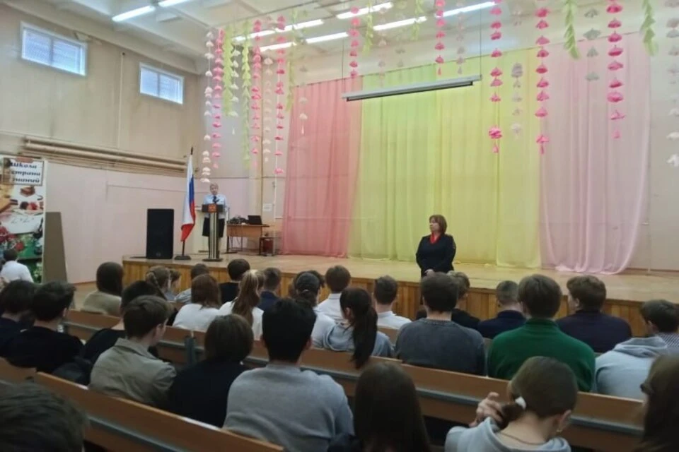 Представители полиции и общественности на встрече со школьниками. Фото: МВД Тверской области.