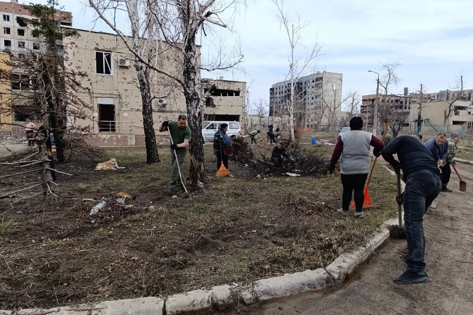 В освобожденном Угледаре провели первый субботник. Фото: ТГ/Зинченко