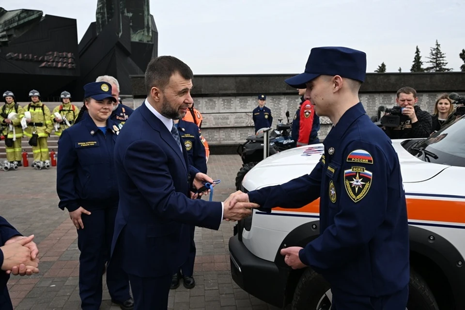 Студенческому корпусу спасателей в Донецке передали три спасательных автомобиля. Фото: Сайт Главы ДНР