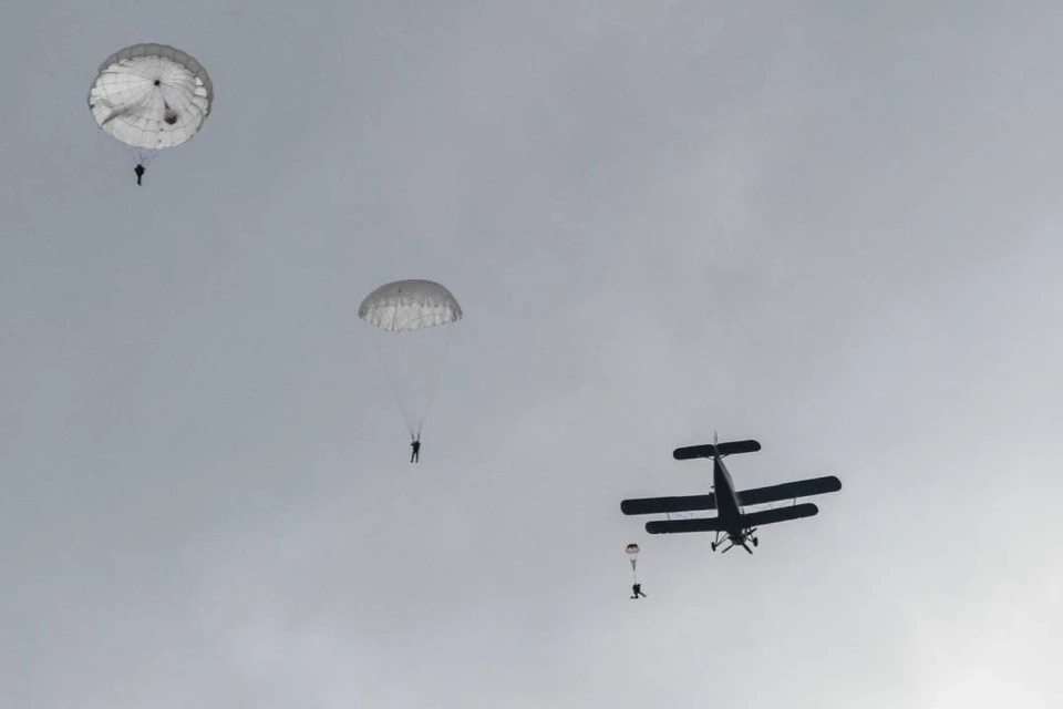 Парашютисты-пожарные отрабатывают прыжки с борта самолета Ан-2