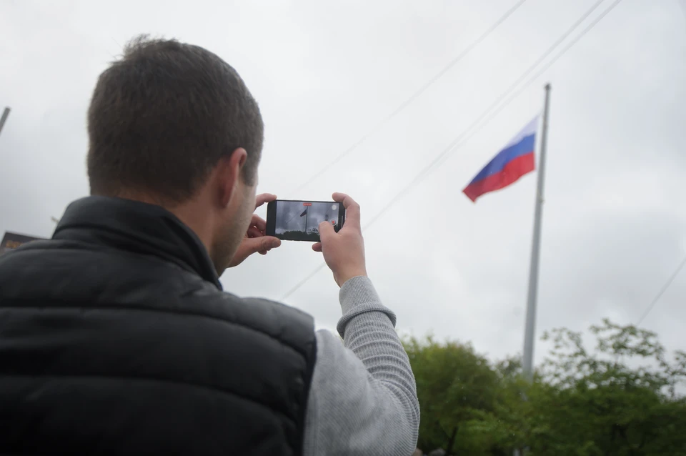 В городе обновляют полотнища флага Российской Федерации