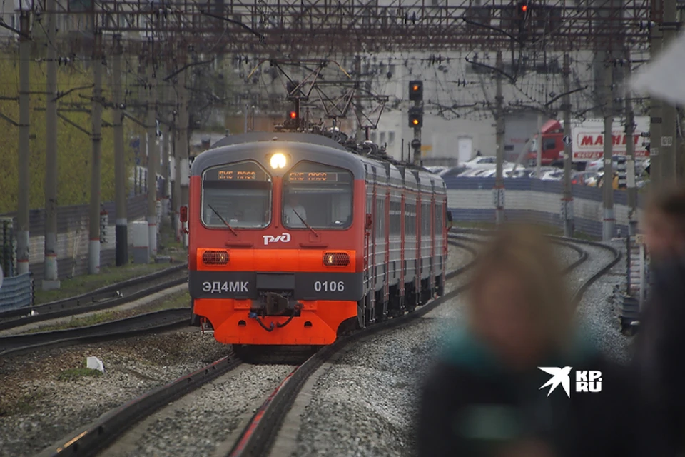 Подросток регулярно катается снаружи вагонов электропоездов
