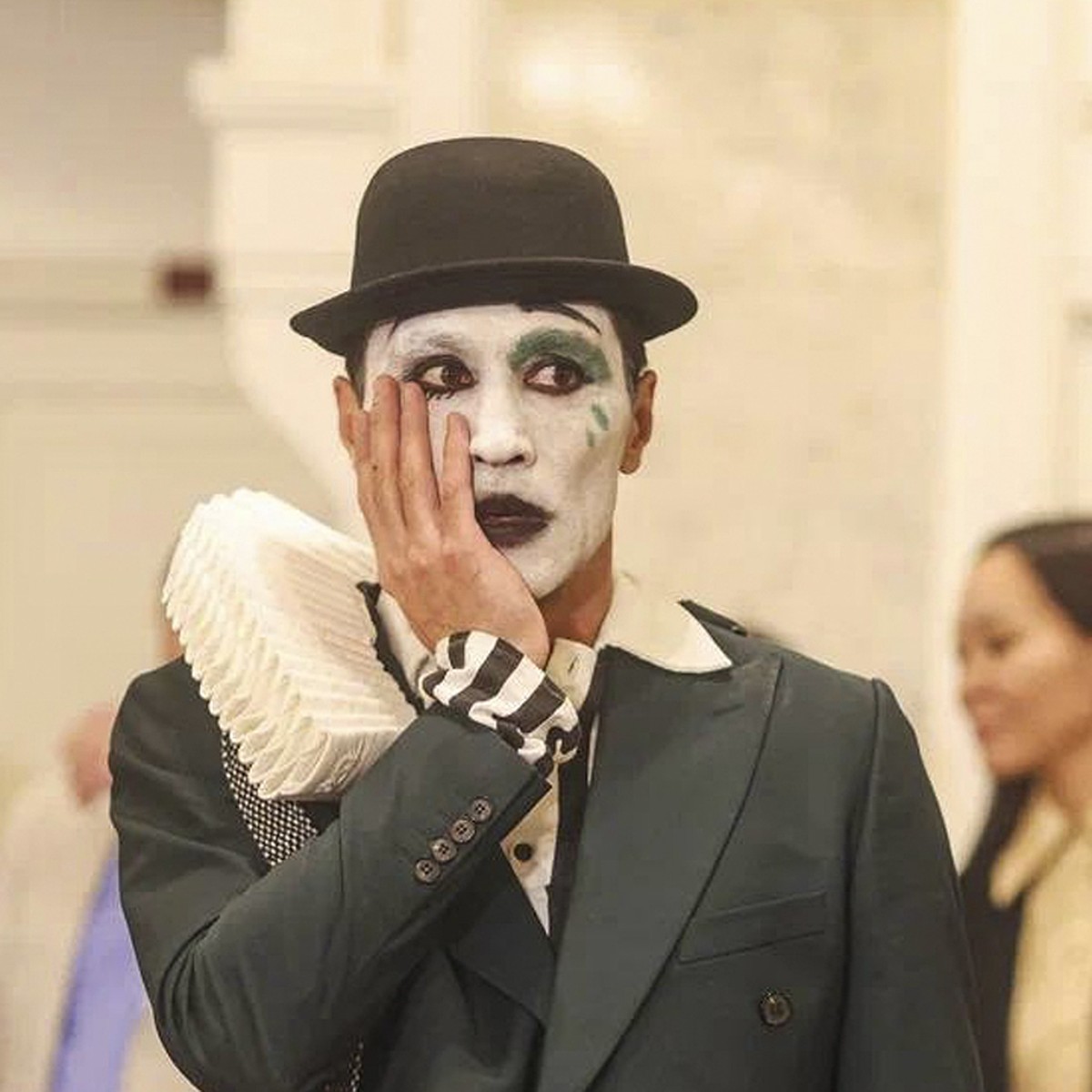 Жас жігіт жыныс мүшесімен қызға терең еніп кеткен