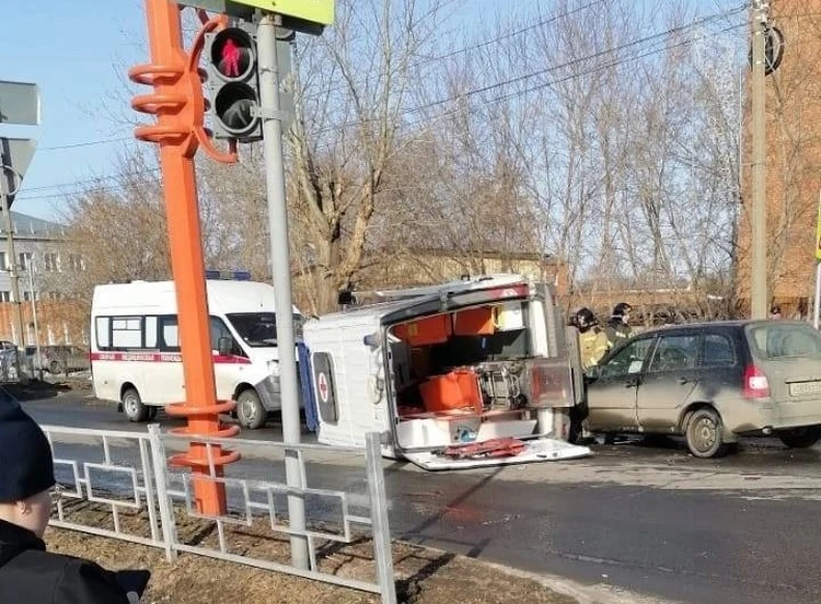 Водитель и медик пострадали, пациентка погибла: в Кузбассе произошло жесткое ДТП со скорой