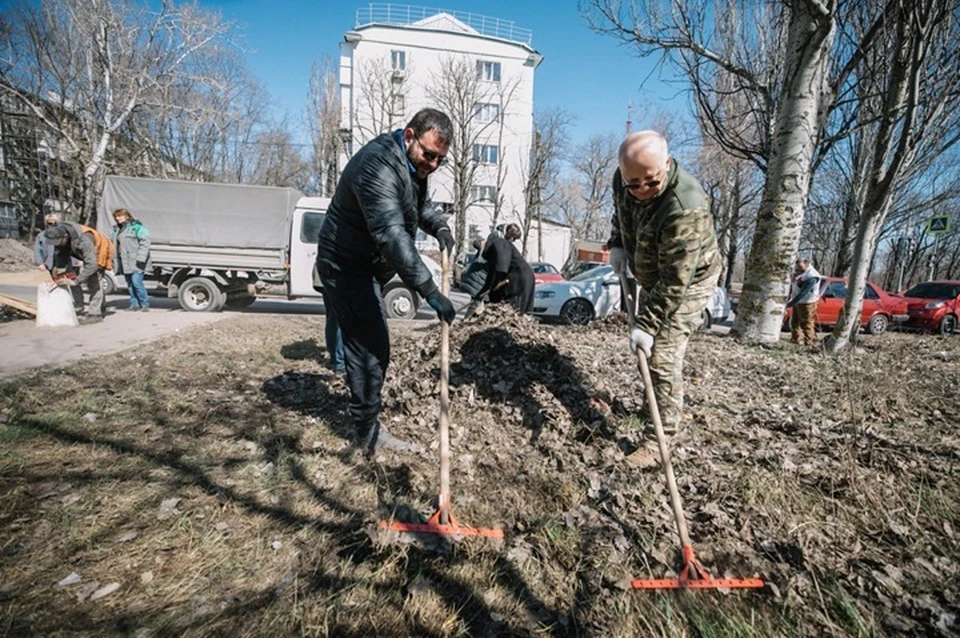 В Мариуполе на субботнике привели в порядок более 50 общественных пространств. Фото: ТГ/Моргун