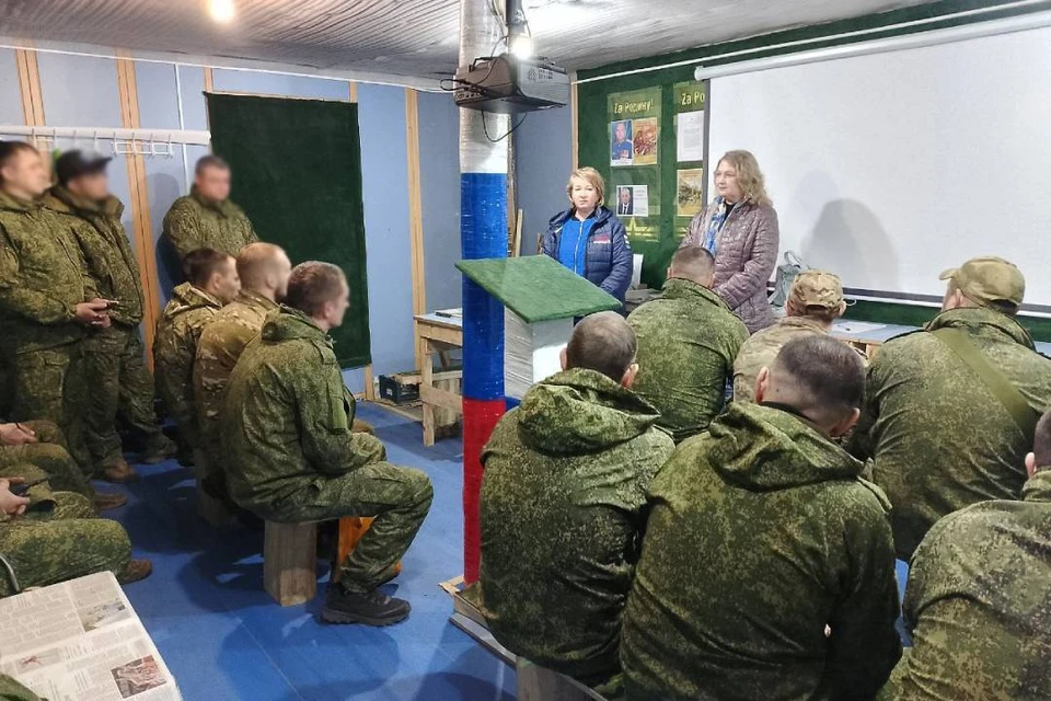 Бойцам передали письма и посылки с гуманитарной помощью от жителей региона, поблагодарили за службу и мужество.