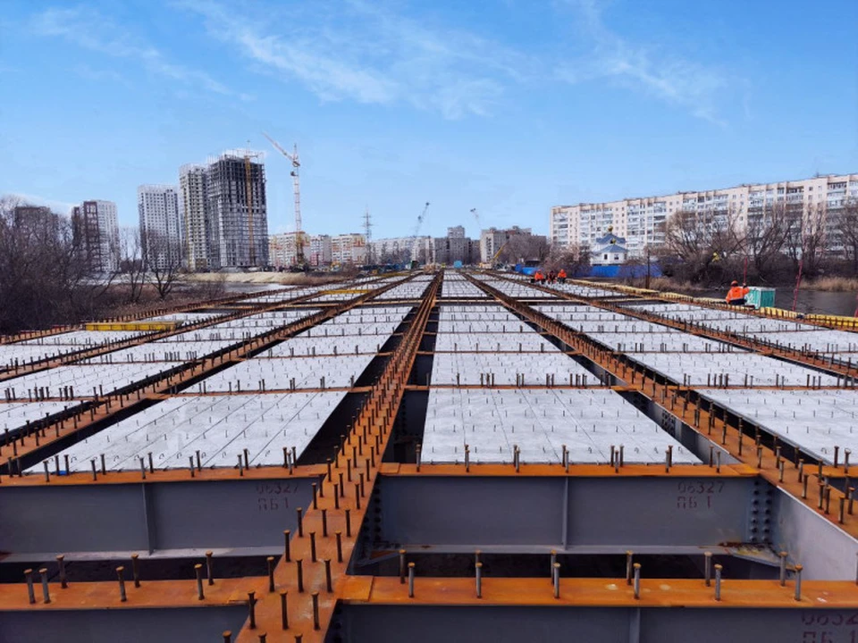 В Ульяновске на новом мосту начинают бетонировать основание проезжей части. Фото администрация Ульяновска