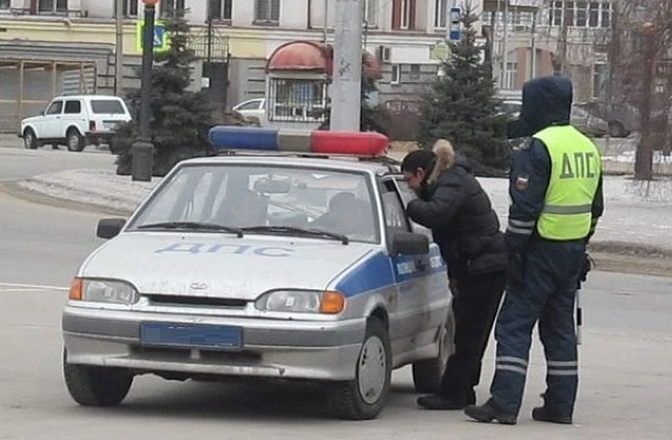 Автомобилист бросил машину, но сбежать все равно не получилось.