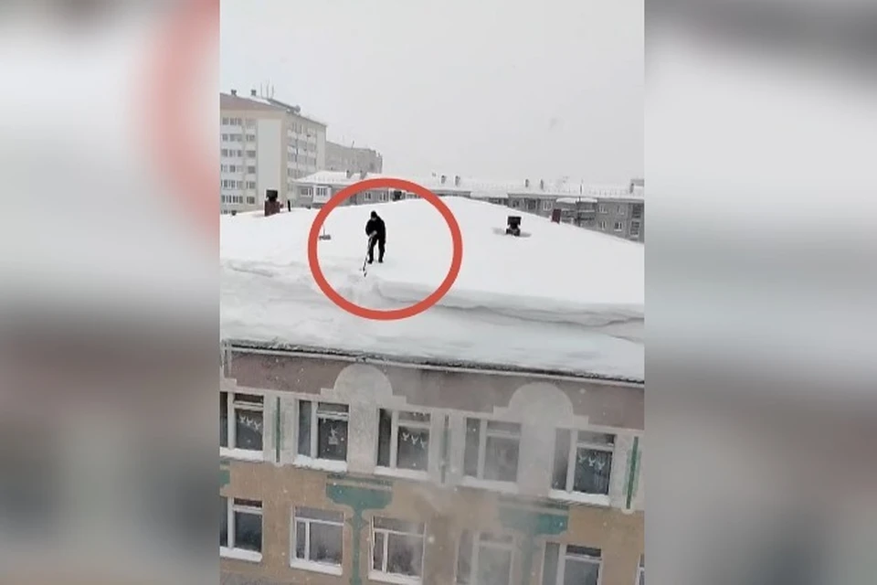 Бесстрашный чистильщик снега в Воркуте попал на видео.