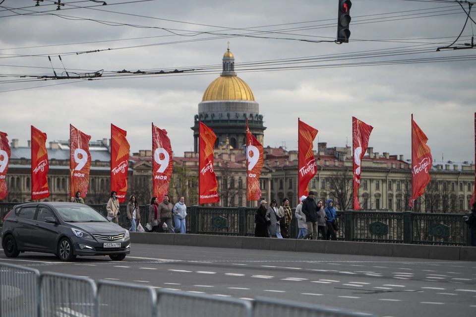 Рекордные 230 миллионов рублей потратит Смольный на украшение города к 9 Мая.