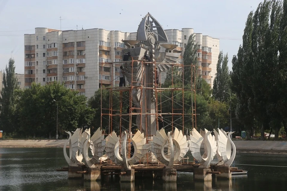 В этом году в парке запустят скважину для подпитки озера.