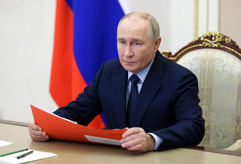 Путин поручил предусмотреть стимулы для работающих по профилю обучения студентов