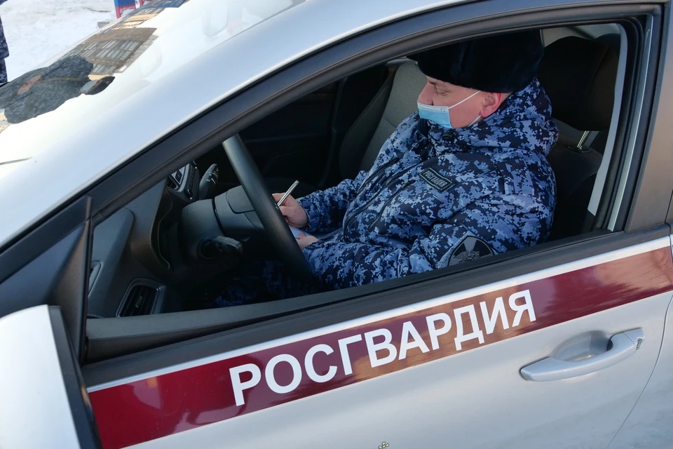 Нарушителя передали полицейским