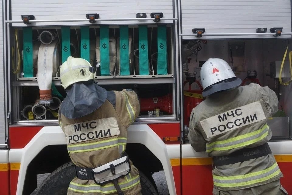 МЧС: в Тверской области горят десять строений, в том числе три жилых дома