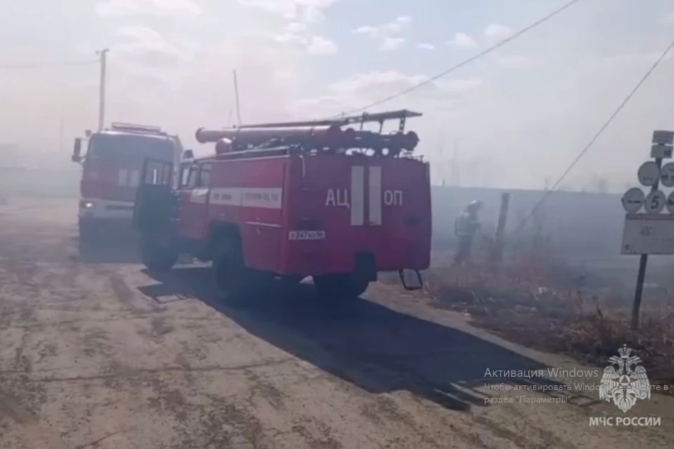 По данным ведомства, загорелась сухая трава.