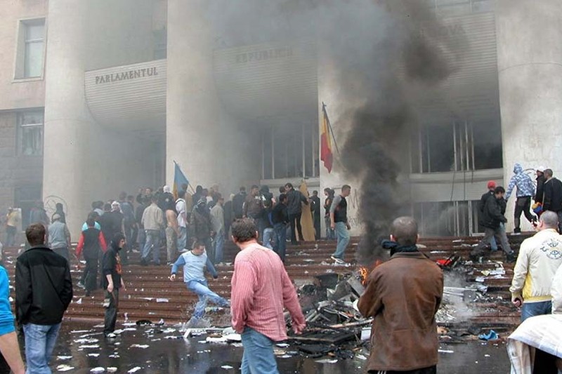 7 апреля 2009 года – день, когда политики отправили Молдову в нокаут. Фото: traditia.md