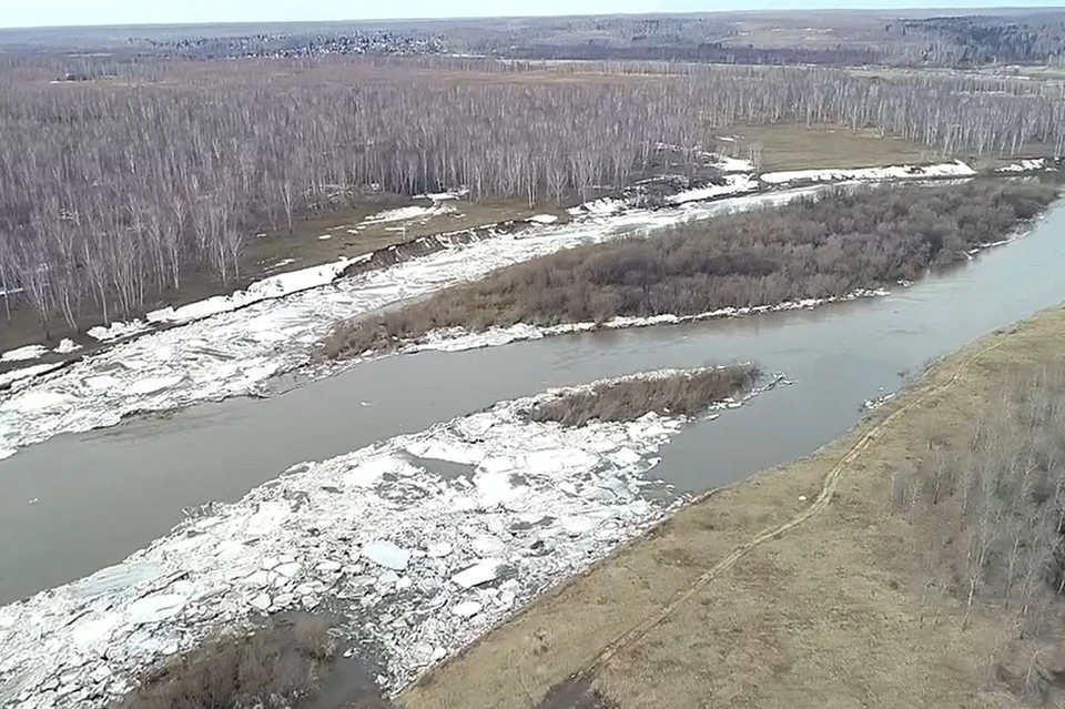 На реке под Новосибирском взорвали лед для борьбы с заторами льда. Фото: МЧС по НСО