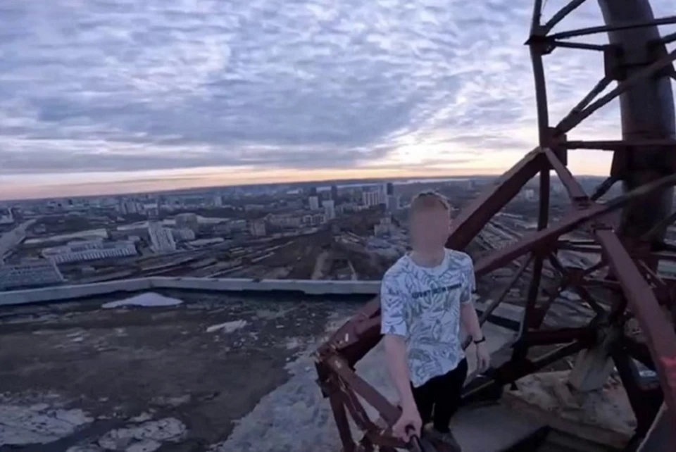 Подростки забрались на заржавевшие конструкции. Фото: скриншот видео
