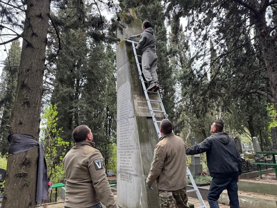 В Ялте ко Дню Победы приводят в порядок памятники. Фото: Янина Павленко/Tg