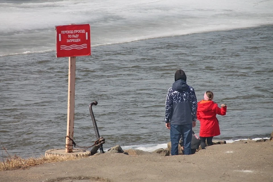Кинуть камушек в воду так и тянет