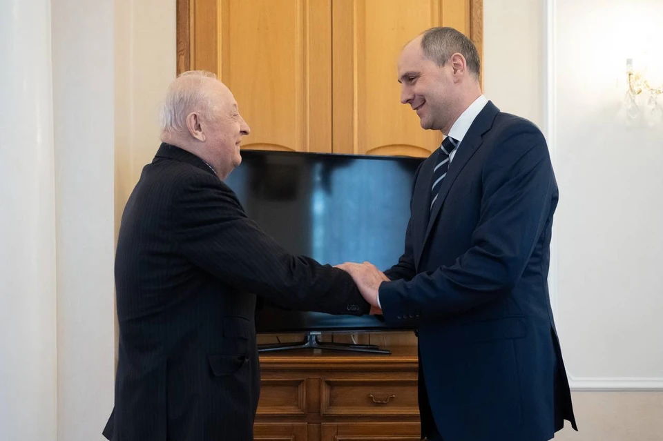 Денис Паслер заявил, что многому учится у первого губернатора Свердловской области. Фото: Денис Паслер / tg