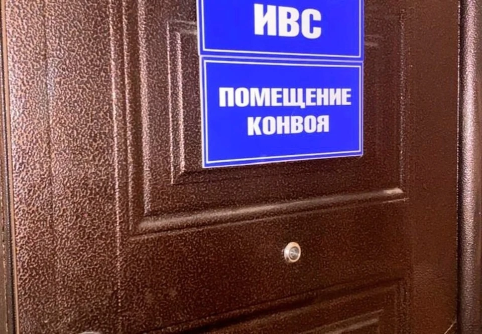 Мужчина обеспечивал арестованных связью