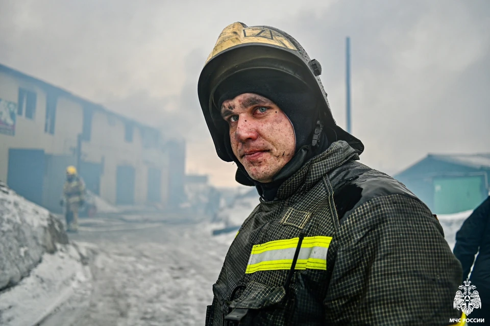 8 апреля в Первомайском округе Мурманска случился серьезный пожар в автогородке по адресу улица Шевченко, 42А. Фото: ГУ МЧС по Мурманской области