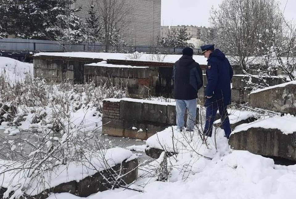 В Жуковском районе ребенок провалился в затопленный подвал