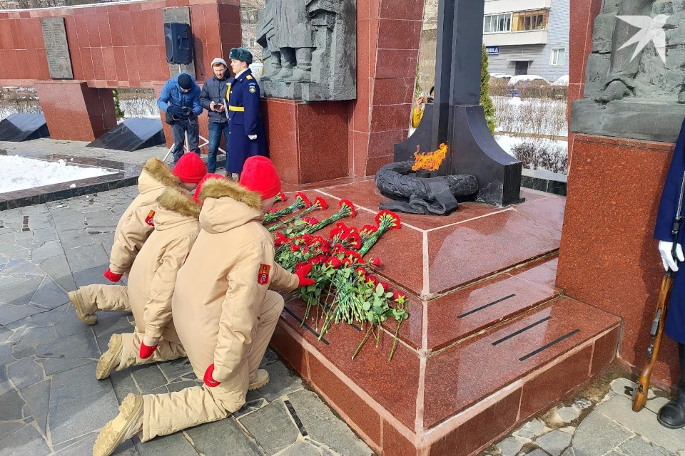На Смоленском захоронении покоятся более 230 героев. Теперь здесь горит Вечный огонь.