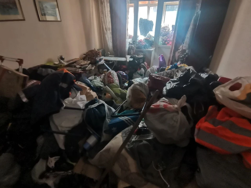 Горы мусора в квартире были буквально до потолка. Фото: ГУФССП России по Свердловской области