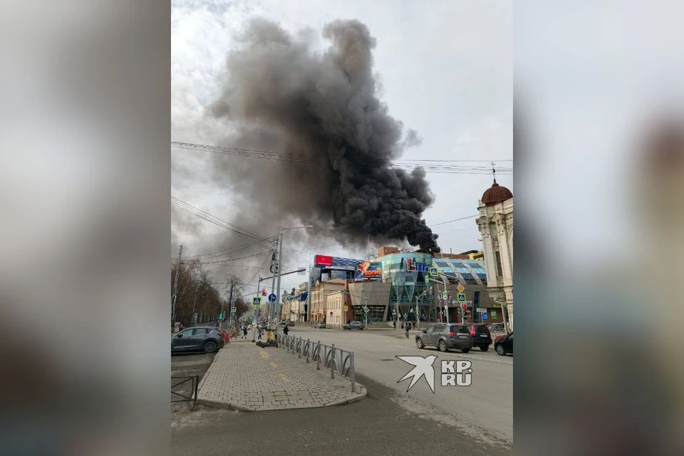 Сильный дым повалил с крыши торгового центра утром. Фото: читатель "КП"