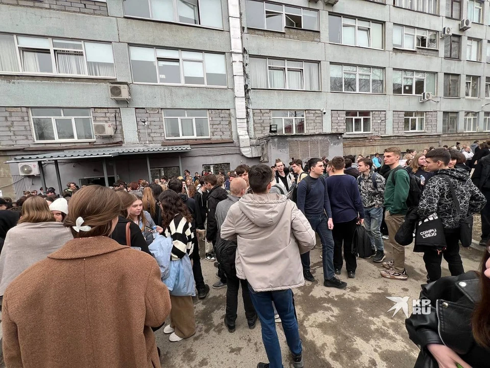 Эвакуация учебного корпуса УрФУ на проспекте Ленина. Фото: читатель "КП-Екатеринбург"