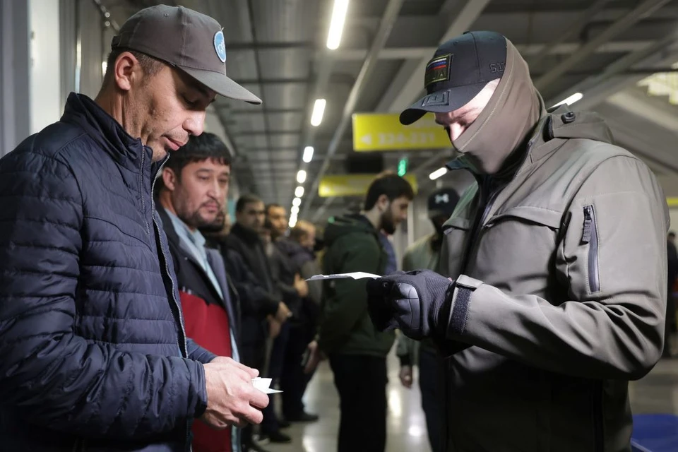 Полицейские и силовики проверили места, где собираются иностранные граждане. Фото: МВД России по Новосибирской области.