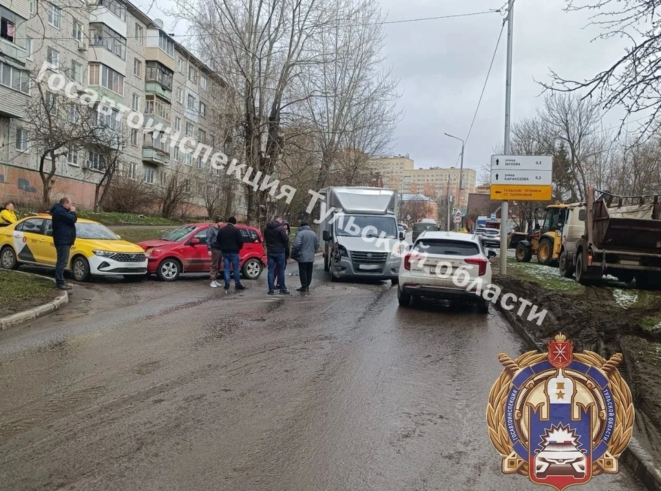 В массовом ДТП на улице Калинина в Туле пострадала женщина-водитель автомобиля Ford.