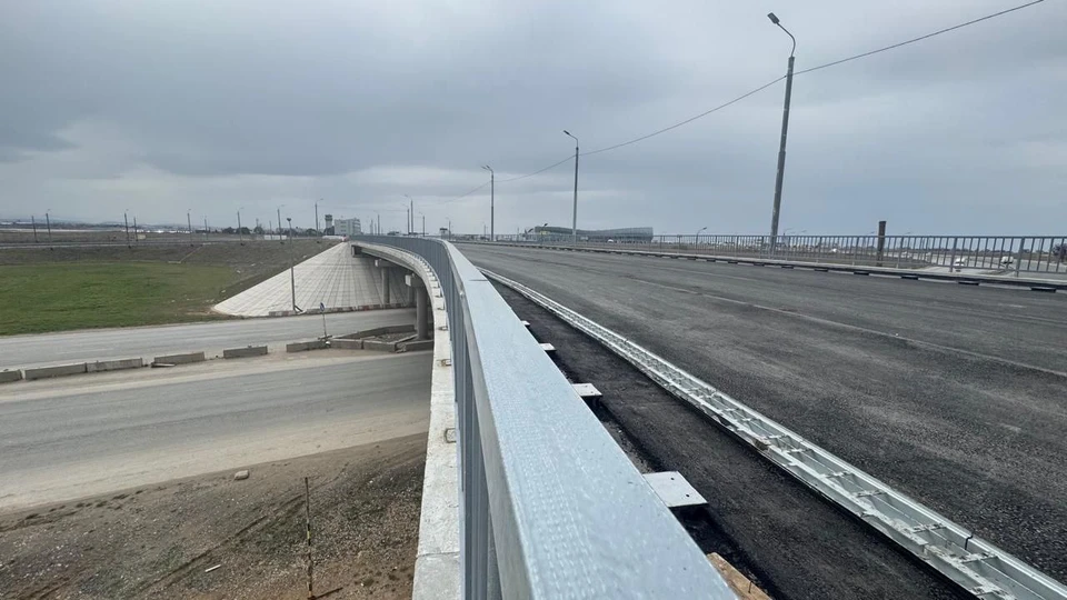Рабочие приступили к установке водоотводных лотков на путепроводе. Фото: Юрий Гоцанюк/Tg